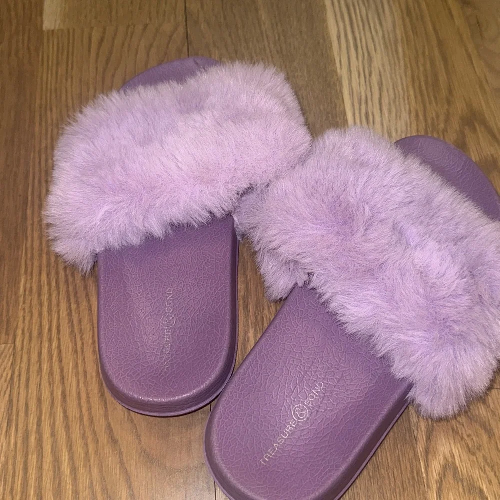 Treasure & Bond Lilac Fuzzy Slide Sandals
